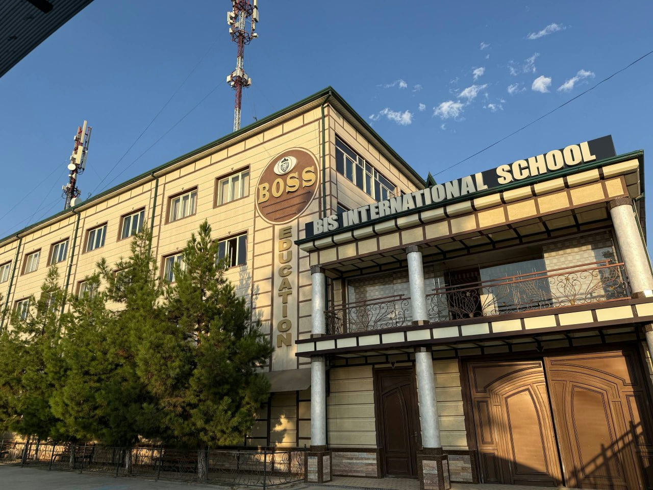 Boss International School zamonaviy binosi